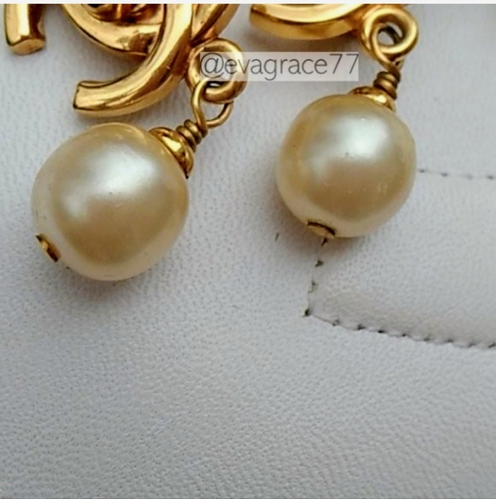 Chanel Clip-on Pearl Earrings (authentic vintage)! - Picture 4 of 6